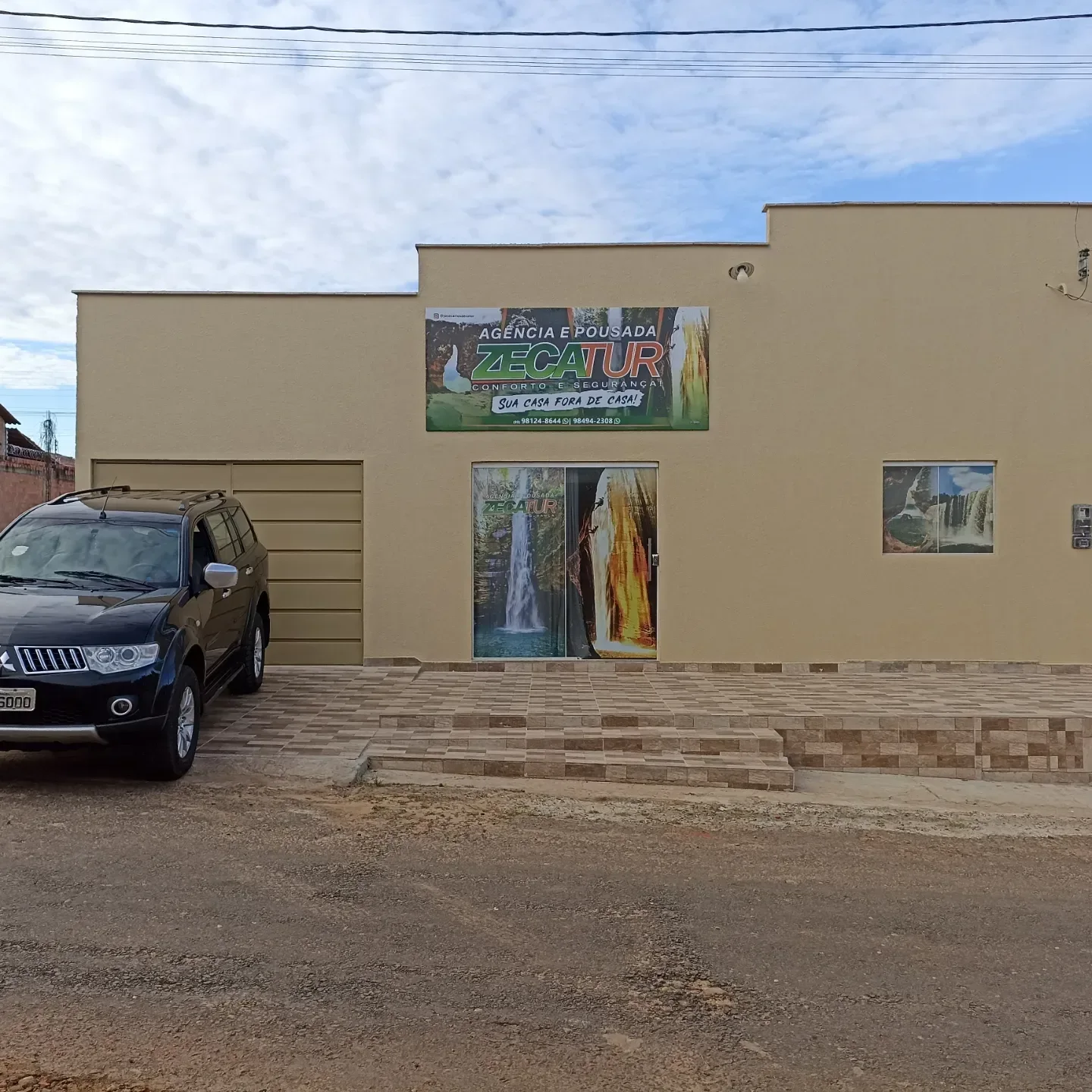 A fachada da agência e pousada ZecaTur, de dia, em Carolina.