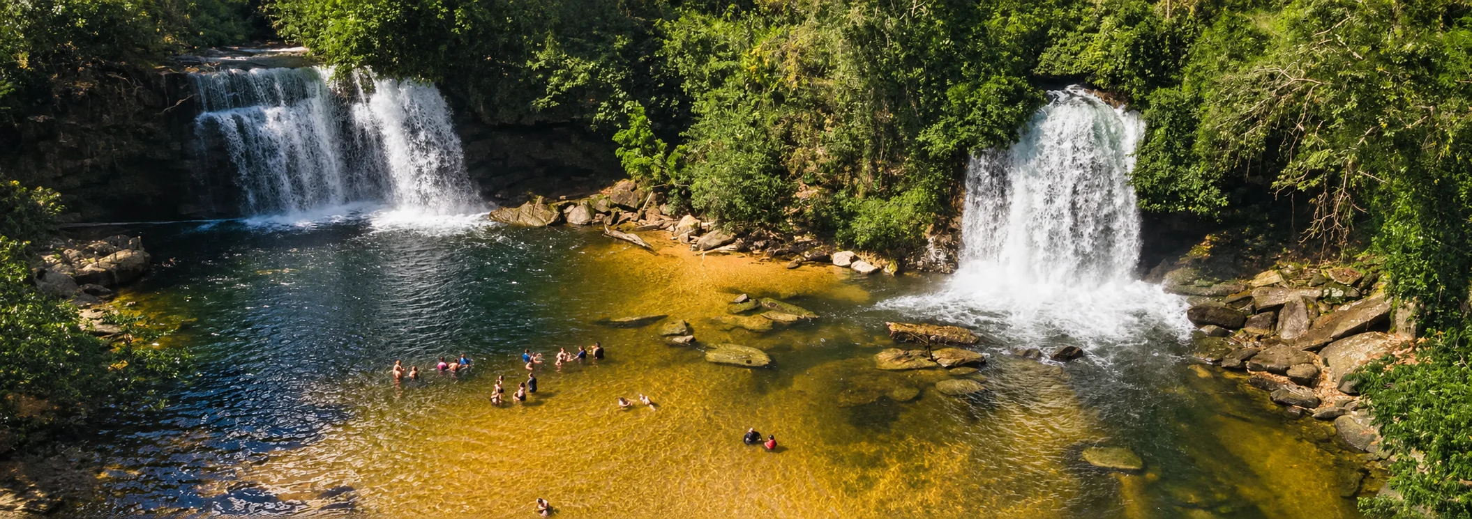 As duas quedas das Cachoeiras Gêmeas do Itapecuru e o poço entre elas